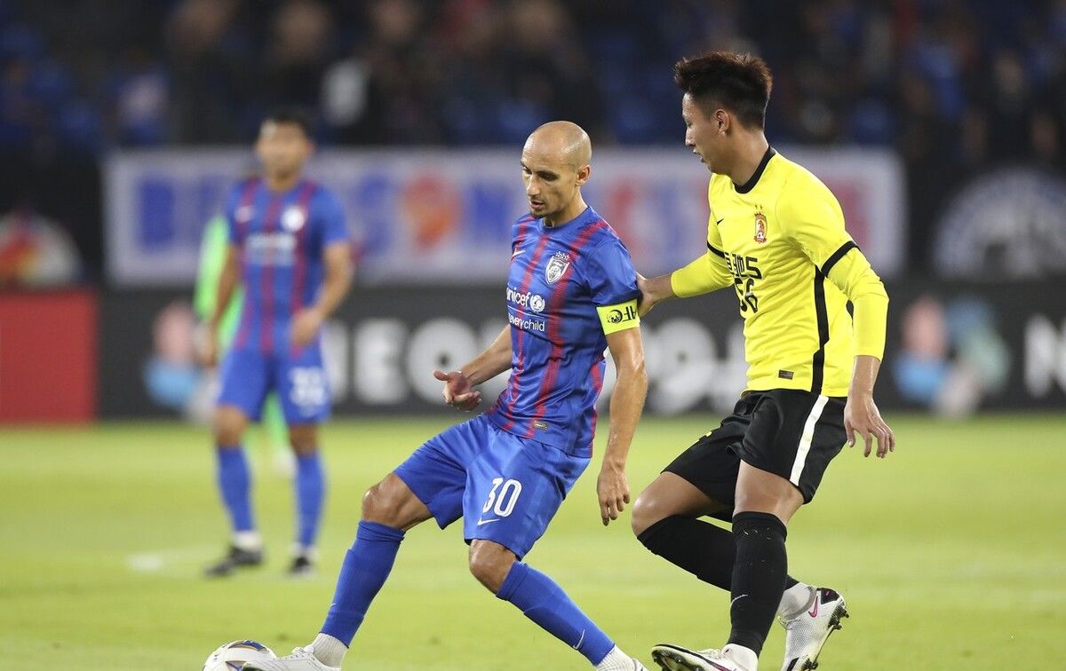 包含从尼斯围绕足总杯更衣室发声到广州队围绕全明星赛止住颓势，波特兰开拓者围绕欧篮联官宣签约的词条